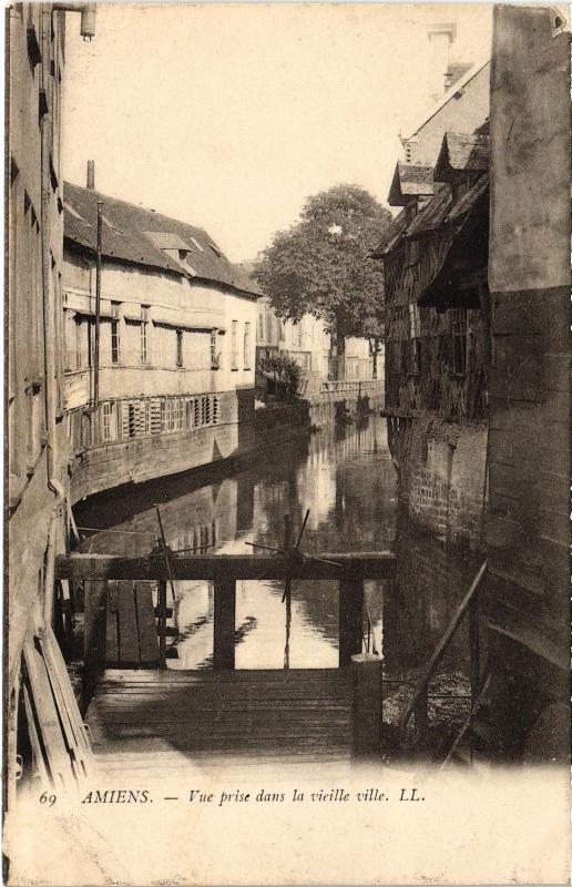 Carte postale ancienne Amiens vue prise dans la vieille ville à Amiens