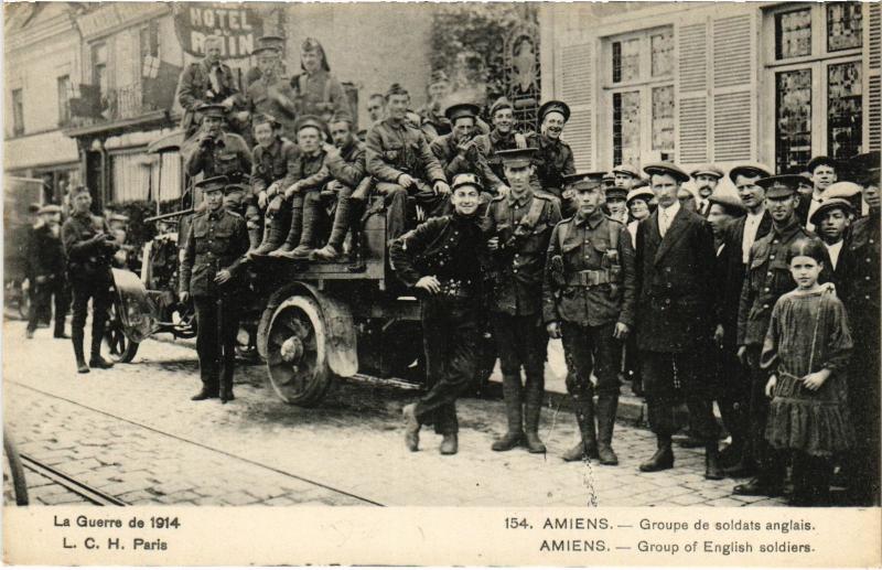 Carte postale ancienne Amiens Groupede soldats anglais à Amiens
