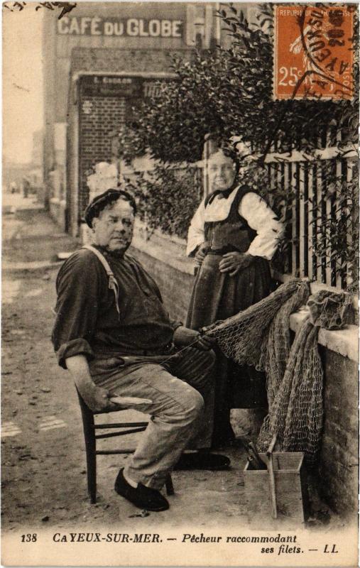 Carte postale ancienne Cayeux pecheur racommandant ses filets