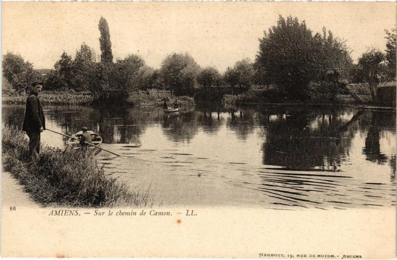 Carte postale ancienne Amiens sur le chemin de Camon à Amiens