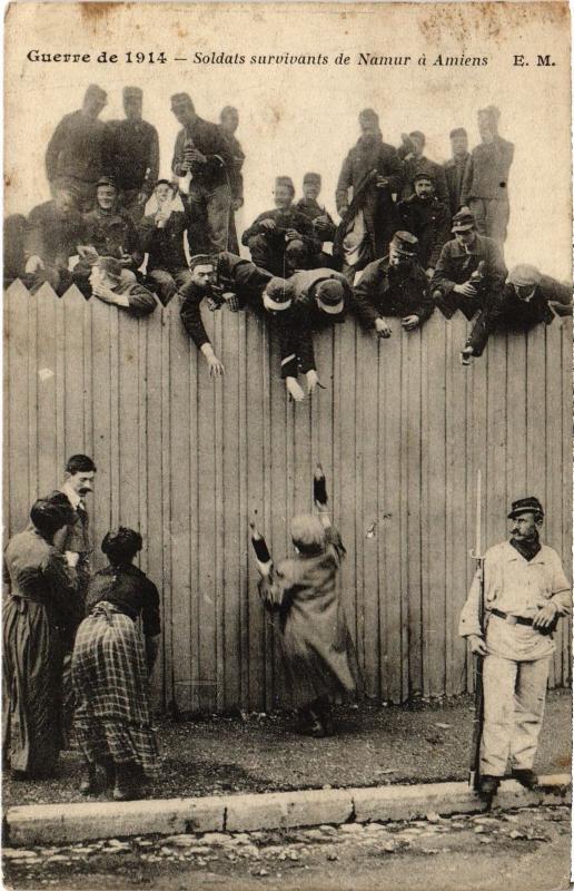 Carte postale ancienne Amiens soldats survivants de Namur à Amiens