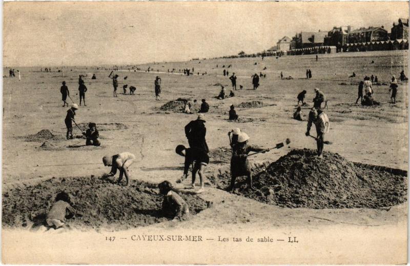 Carte postale ancienne Cayeux les tas de sable