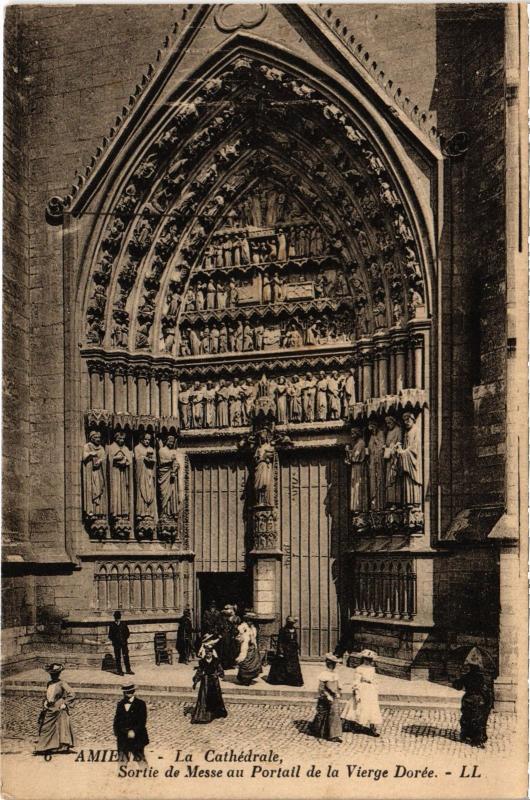 Carte postale ancienne Amiens la cathedrale sortie de Messe à Amiens