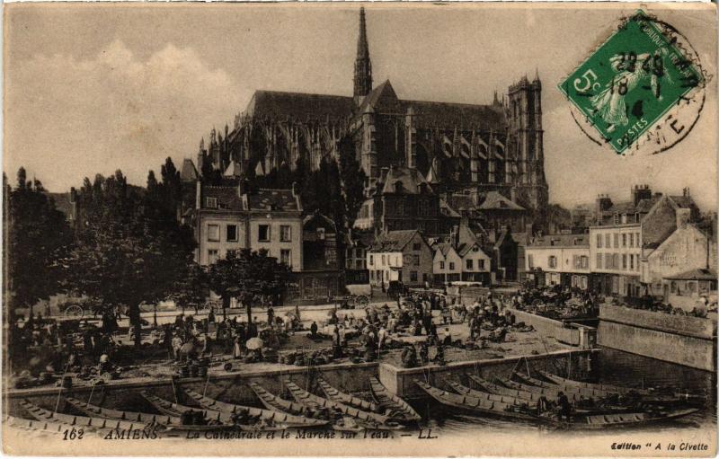 Carte postale ancienne Amiens la cathedrale et le marche à Amiens