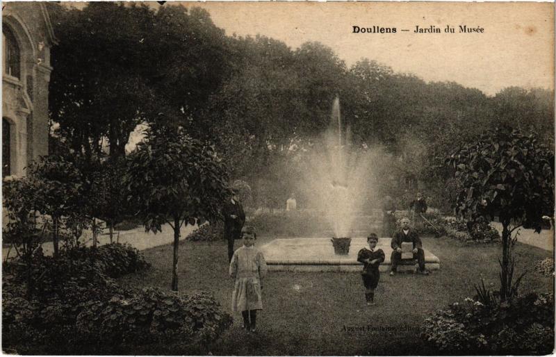 Carte postale ancienne Doullens Jardin du Musee à Doullens