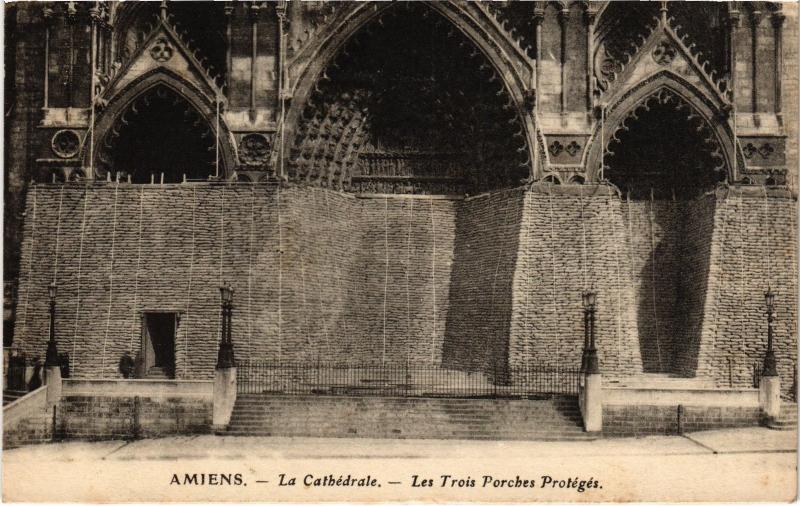 Carte postale ancienne Amiens la Cathedrale les Trois Porches Proteges à Amiens
