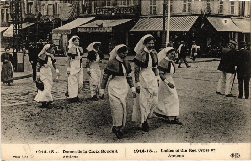 Carte postale ancienne Amiens Dames de la Croix Rouge à Amiens