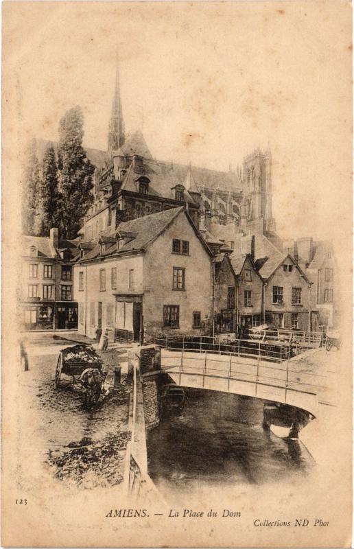 Carte postale ancienne Amiens Place du Dom à Amiens
