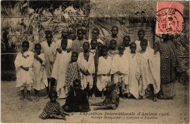 Carte postale ancienne Amiens village senegalais Garcons et fillettes à Amiens