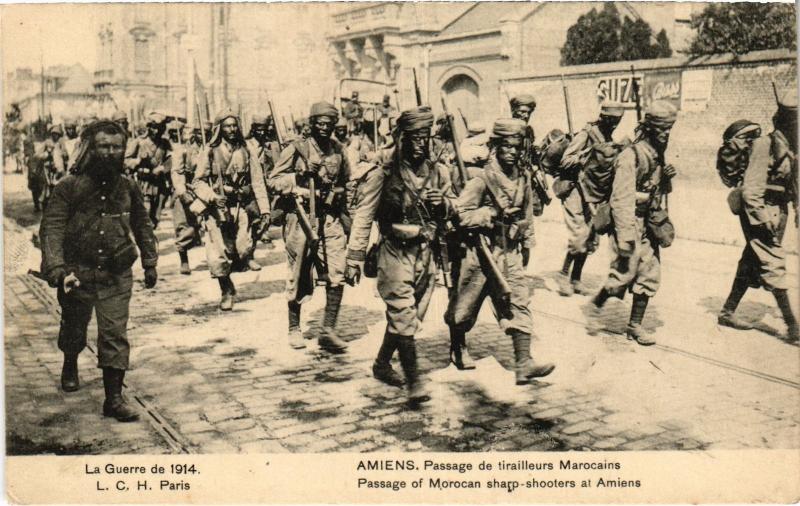 Carte postale ancienne Amiens Passage de tirailleurs Marocains à Amiens