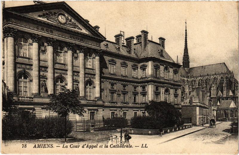 Carte postale ancienne Amiens Cour d'Appel et la cathedrale à Amiens