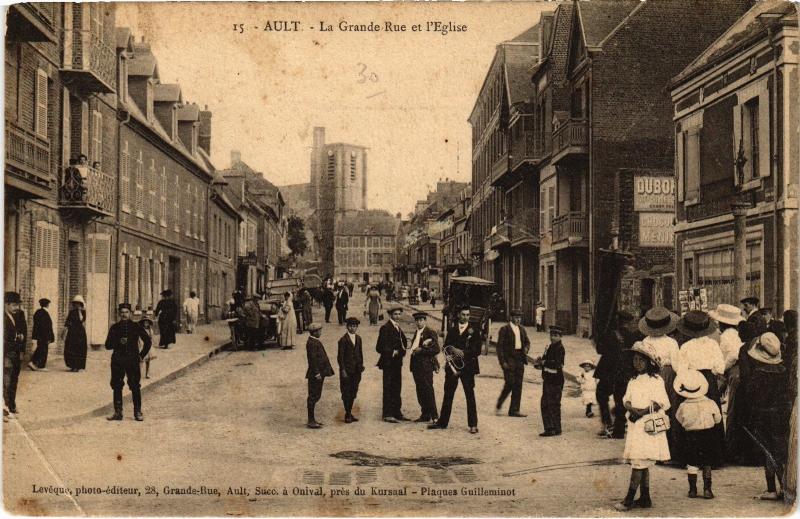 Carte postale ancienne Ault Grande Rue et eglise