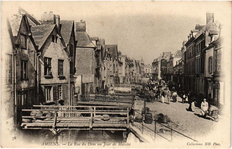 Carte postale ancienne Amiens Rue du Dom un Jour de Marche à Amiens