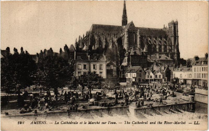 Carte postale ancienne Amiens la Cathedrale et le marche à Amiens