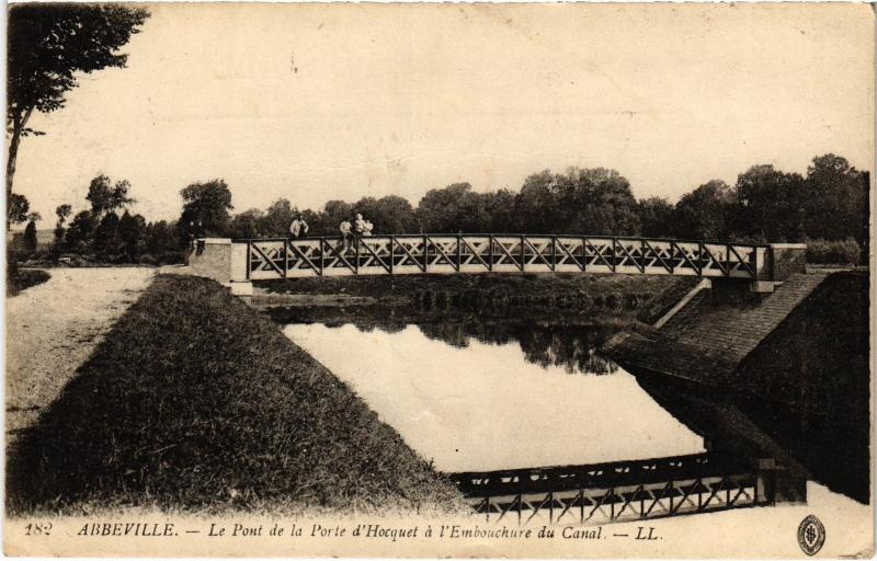 Carte postale ancienne Abbeville Pont de la Porte d'Horloge à Abbeville