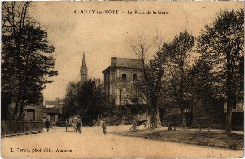 Carte postale ancienne Ailly sur Noye Place de la Gare à Ailly-sur-Noye