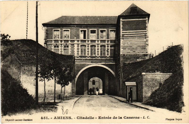 Carte postale ancienne Amiens Citadelle entree de la Caserne à Amiens