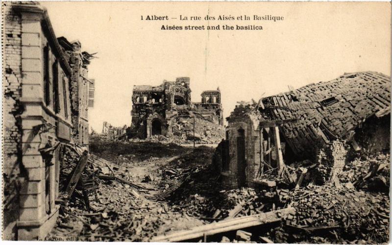 Carte postale ancienne Albert Rue des Aises et la Basilique à Albert