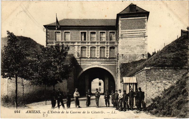Carte postale ancienne Amiens entree de la Caserne de la Citadelle à Amiens