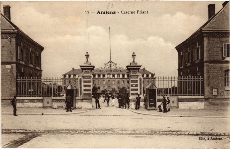 Carte postale ancienne Amiens Caserne Friant à Amiens