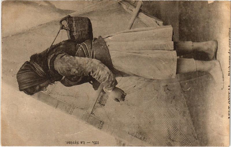 Carte postale ancienne Ault pecheuse de crevettes