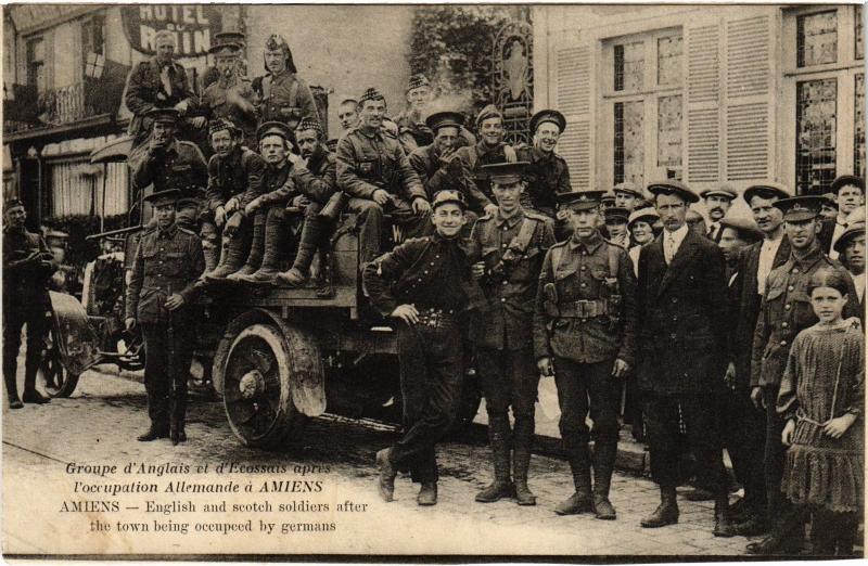 Carte postale ancienne Amiens groupe d'Anglais et d'Ecossais à Amiens