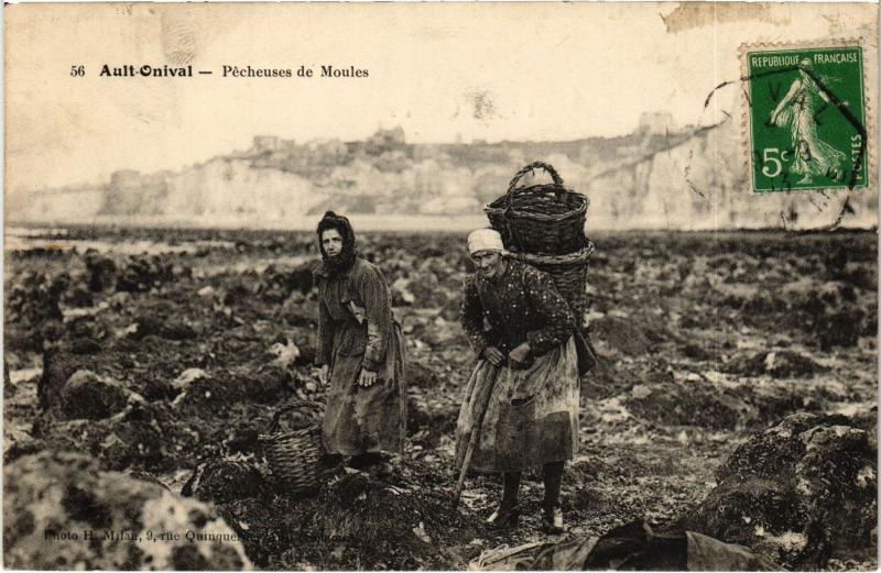 Carte postale ancienne Ault Pecheuses de Moules
