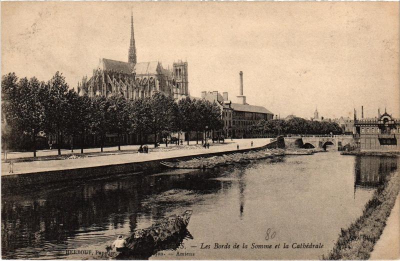 Carte postale ancienne Amiens les Bords de la Somme et cathedrale à Amiens