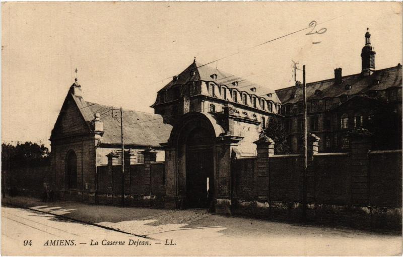 Carte postale ancienne Amiens Caserne Dejean à Amiens
