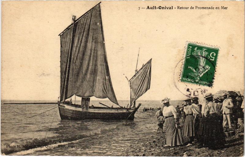 Carte postale ancienne Ault retour de Promenade en Mer