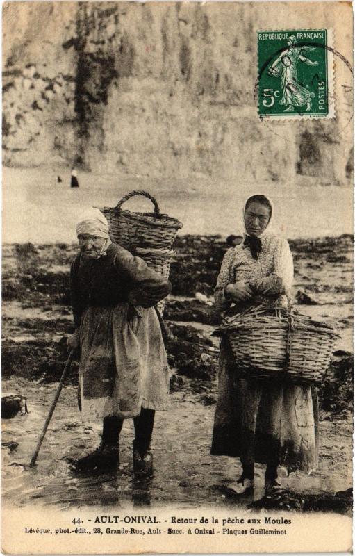 Carte postale ancienne Ault Retour de la peche aux Moules