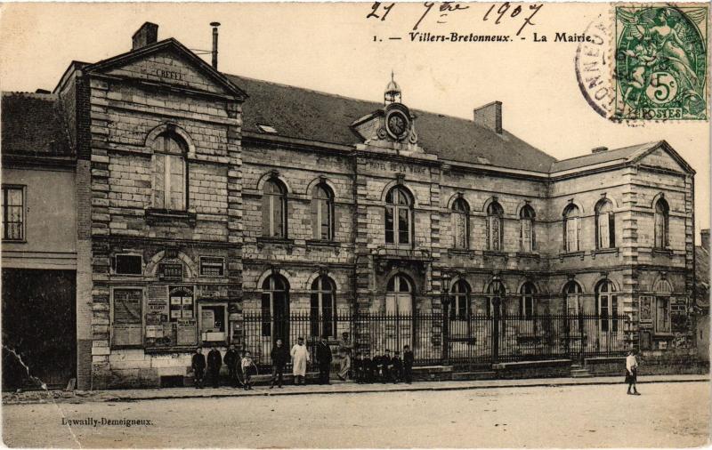 Carte postale ancienne Villers Bretonneux la Mairie à Villers-Bretonneux
