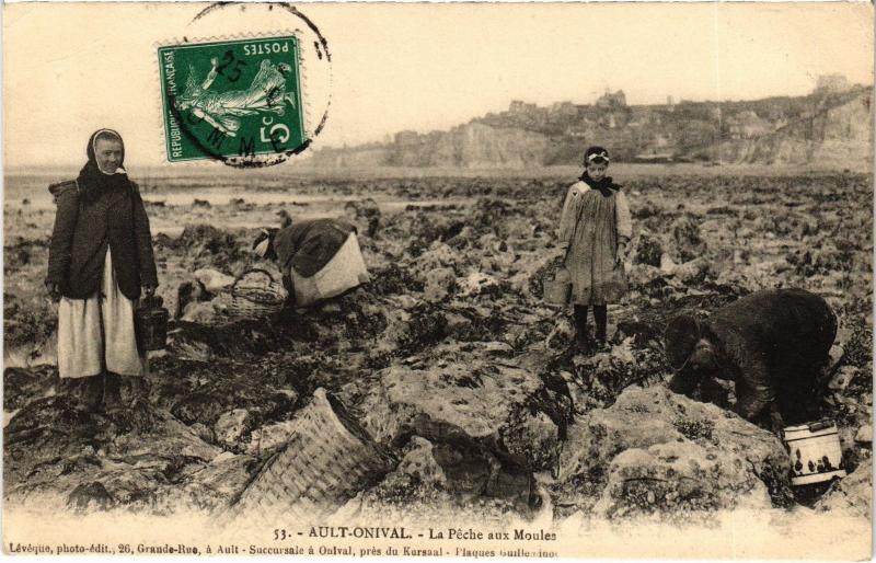 Carte postale ancienne Ault la peche aux Moules