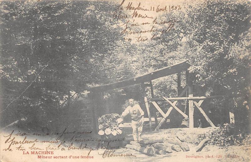Carte postale ancienne La Machine - Mineur Sortant D'Une Fendue à La Machine