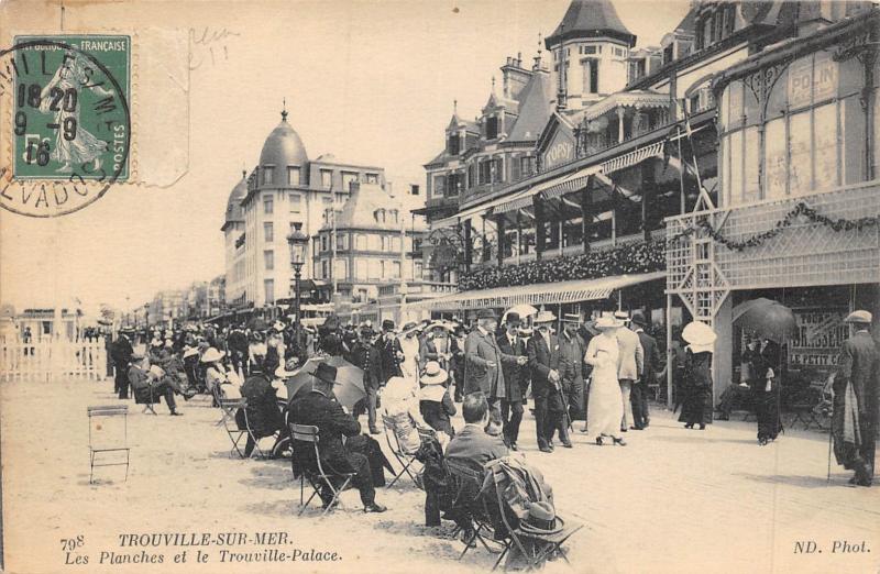 Carte postale ancienne Trouville Sur Mer - Les Planches Et Le Trouville Palace à Trouville-sur-Mer