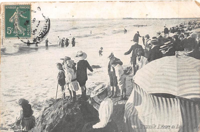 Carte postale ancienne Trouville - L'Heure Du Bain