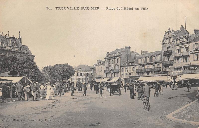 Carte postale ancienne Trouville Sur Mer - Place De L'Hotel De Ville à Trouville-sur-Mer