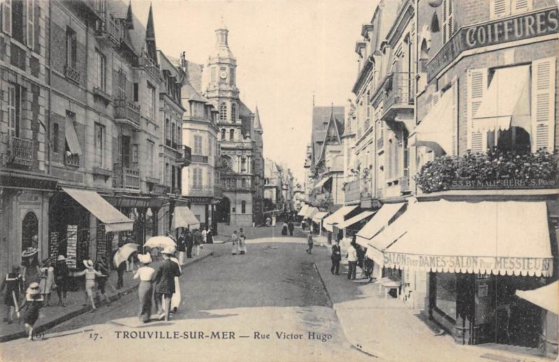 Carte postale ancienne Trouville Sur Mer - Rue Victor Hugo à Trouville-sur-Mer