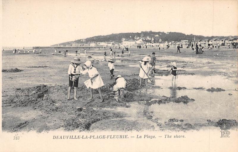 Carte postale ancienne Trouville Sur Mer - Les Planches Et Le Trouville Palace à Trouville-sur-Mer