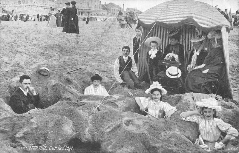 Carte postale ancienne Trouville - Sur La Plage