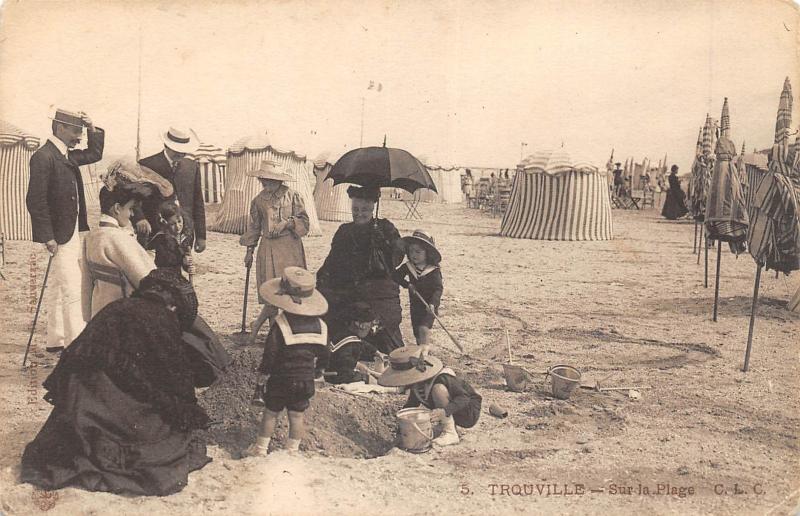 Carte postale ancienne Trouville - Sur La Plage