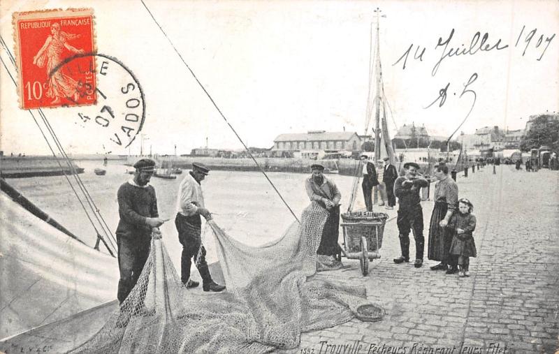 Carte postale ancienne Trouville - Pecheurs Reparant Leurs Filets