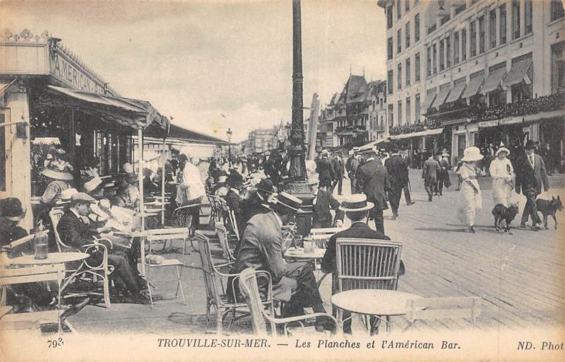 Carte postale ancienne Trouville Sur Mer - Les Planches Et L'American Bar à Trouville-sur-Mer