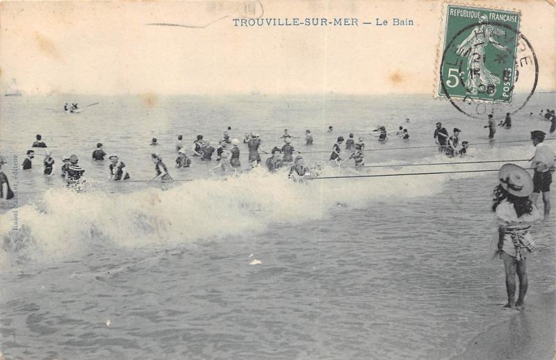 Carte postale ancienne Trouville Sur Mer - Le Bain - Enfants - Plage - Mer à Trouville-sur-Mer