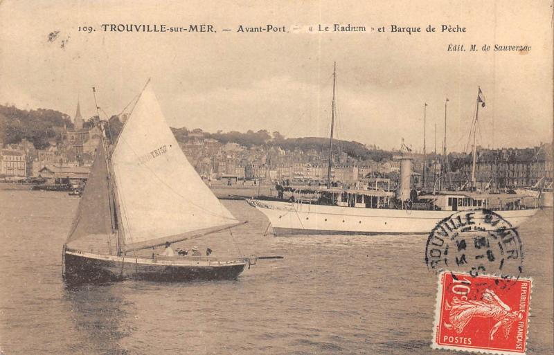 Carte postale ancienne Trouville Sur Mer - Avant Port - Le Radium Et Barque De Peche à Trouville-sur-Mer