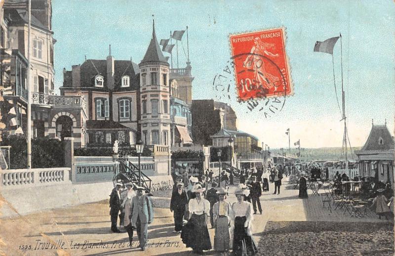 Carte postale ancienne Trouville - Les Planches - La Rue De Paris