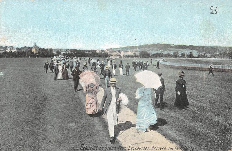 Carte postale ancienne Deauville - Le Grand Prix - Arrivee Sur La Falaise à Deauville