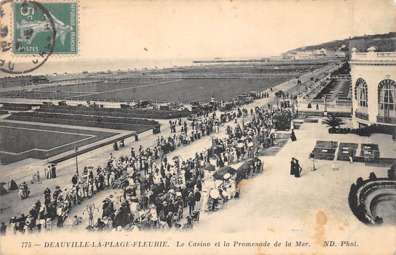 Carte postale ancienne Deauville La Plage Fleurie - Le Casino Et La Promenade De La Mer à Deauville