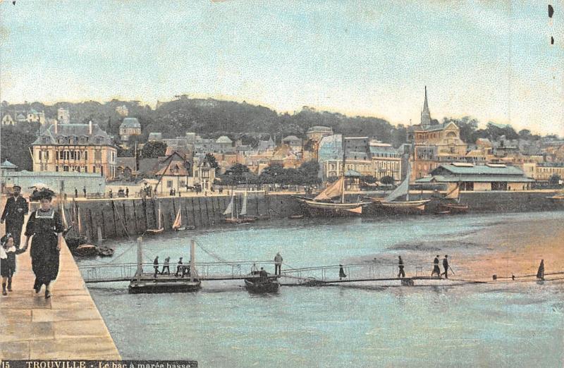 Carte postale ancienne Trouville - Le Bac A Maree Basse