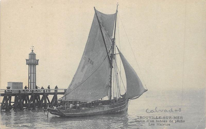 Carte postale ancienne Trouville Sur Mer - Sortie D'Un Bateau De Peche - Les Haleurs à Trouville-sur-Mer